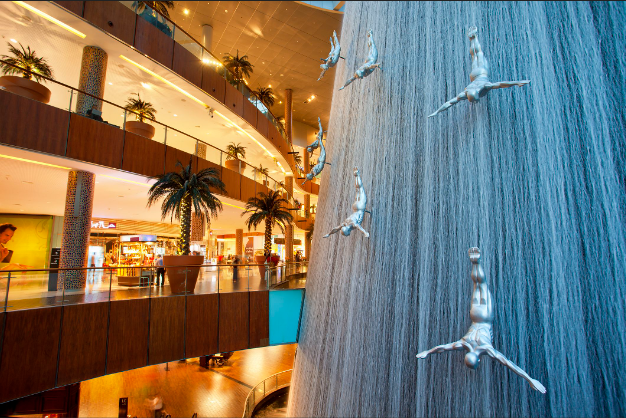 Best Places to Visit in Dubai for Free,While it may be known for its luxury shopping, the Dubai Mall also offers several free attractions. Visit the Dubai Aquarium and see a variety of marine life, including sharks and rays.
